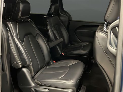 Used 2024 Chrysler Pacifica Limited FWD image 25