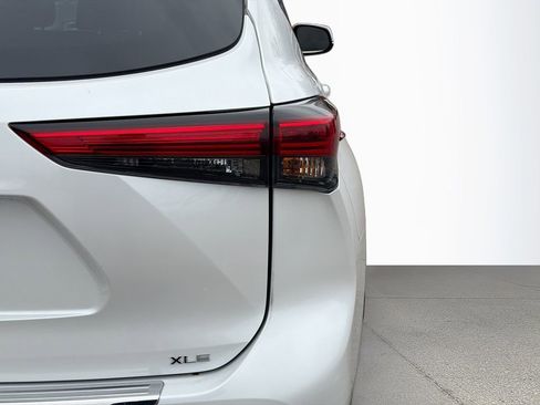 Used 2023 Toyota Highlander XLE image 12