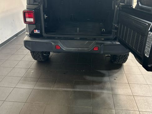 Used 2019 Jeep Wrangler Unlimited Sahara AWD/4WD image 10