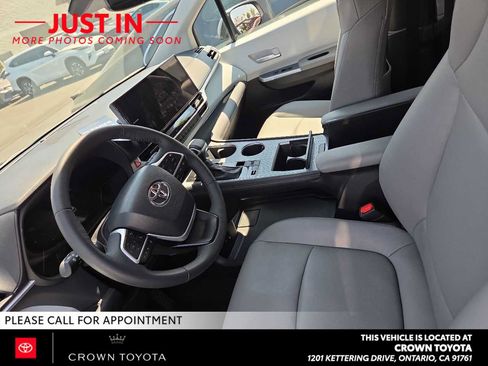 Used 2026 Toyota Sienna XLE FWD image 4