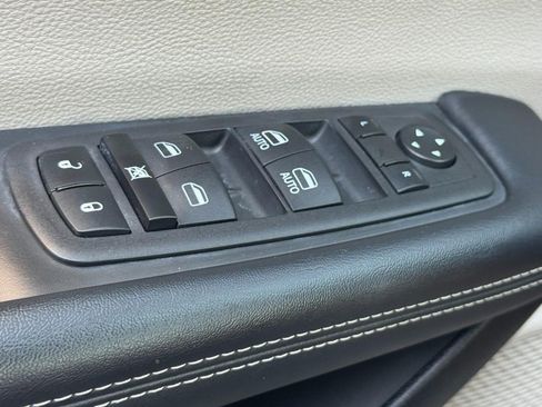 Used 2023 Chrysler Pacifica Touring-L FWD image 28