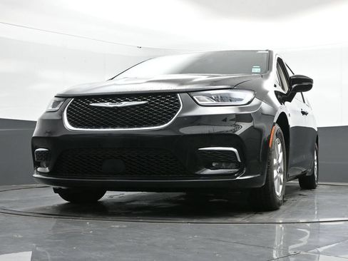 Used 2024 Chrysler Pacifica Touring-L FWD image 43