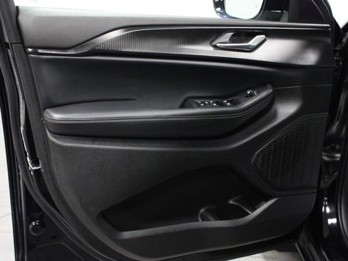 Used 2025 Jeep Grand Cherokee Altitude image 11