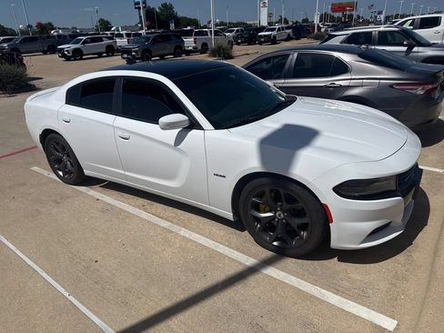 Used 2017 Dodge Charger R/T w/ Plus Group RWD image 4