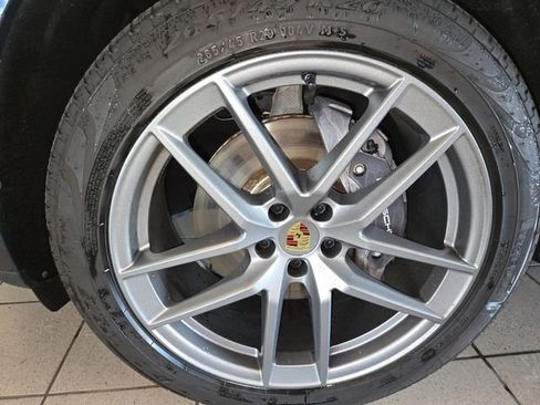 Used 2025 Porsche Macan AWD/4WD image 10