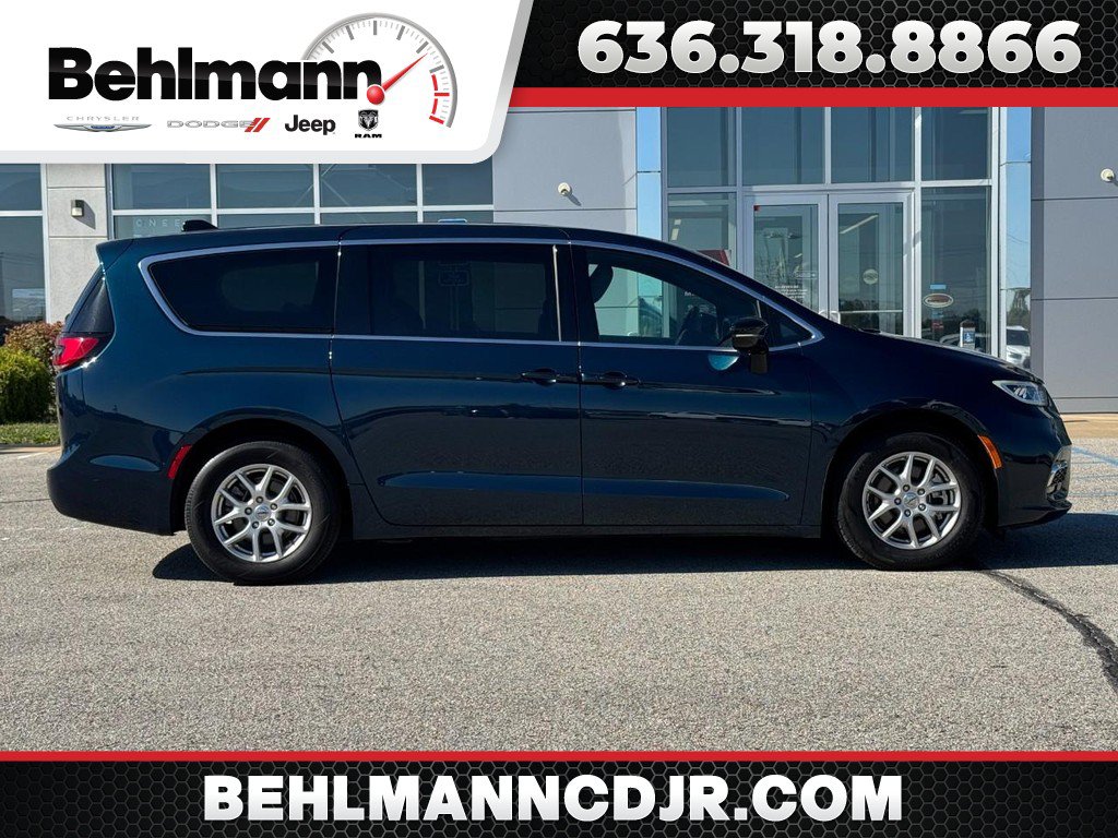 Used 2025 Chrysler Pacifica Select FWD image 1