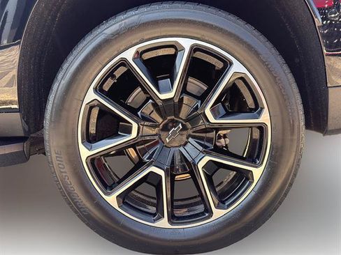 Used 2025 Chevrolet Suburban RST w/ Comfort Package RWD image 8
