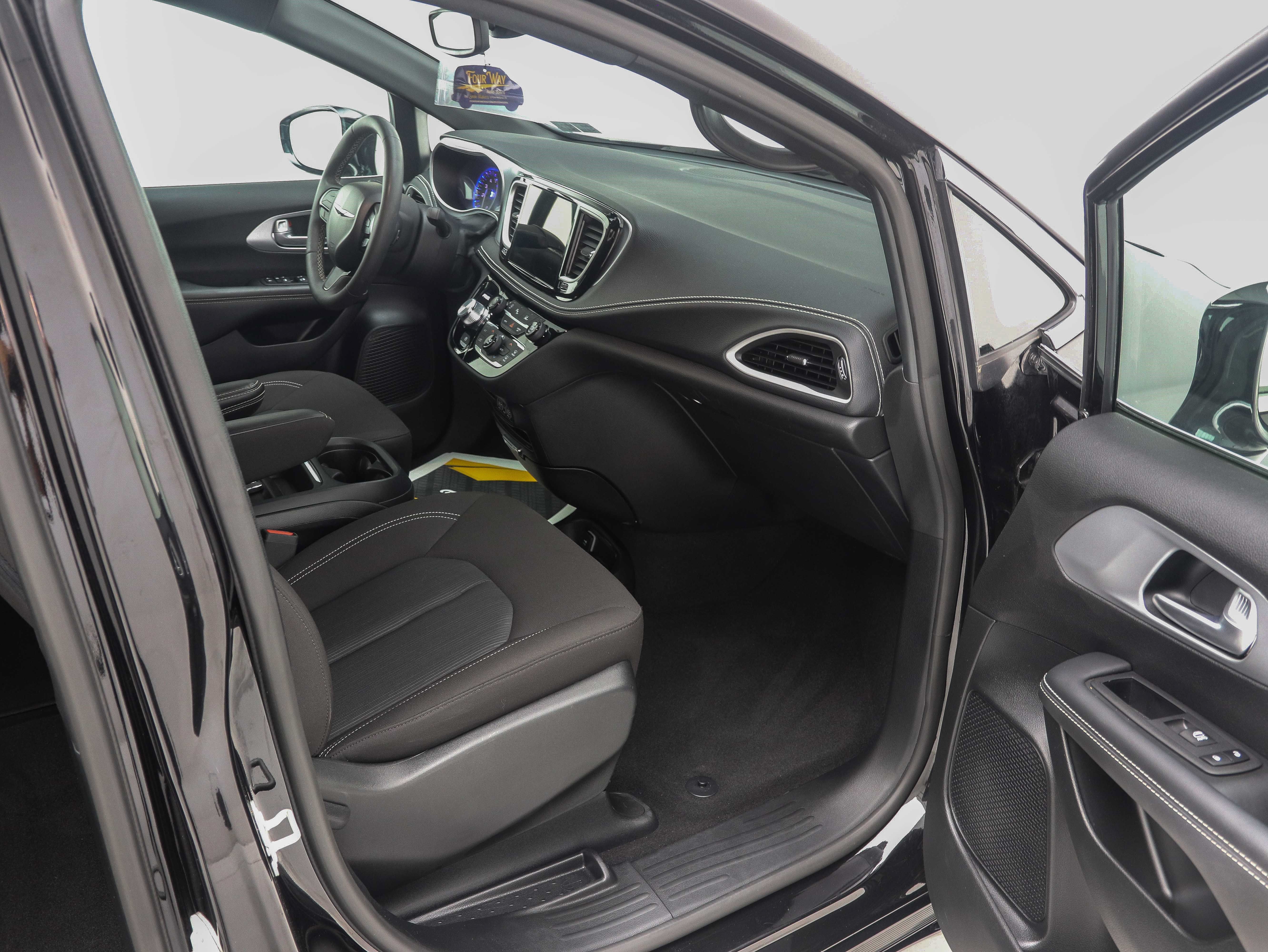 Used 2024 Chrysler Pacifica Touring FWD image 16