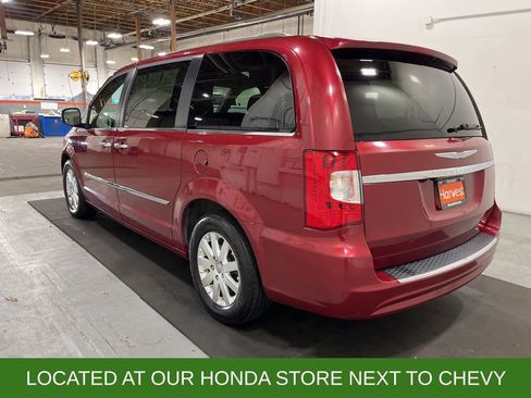 Used 2016 Chrysler Town & Country Touring w/ Driver Convenience Group FWD image 5