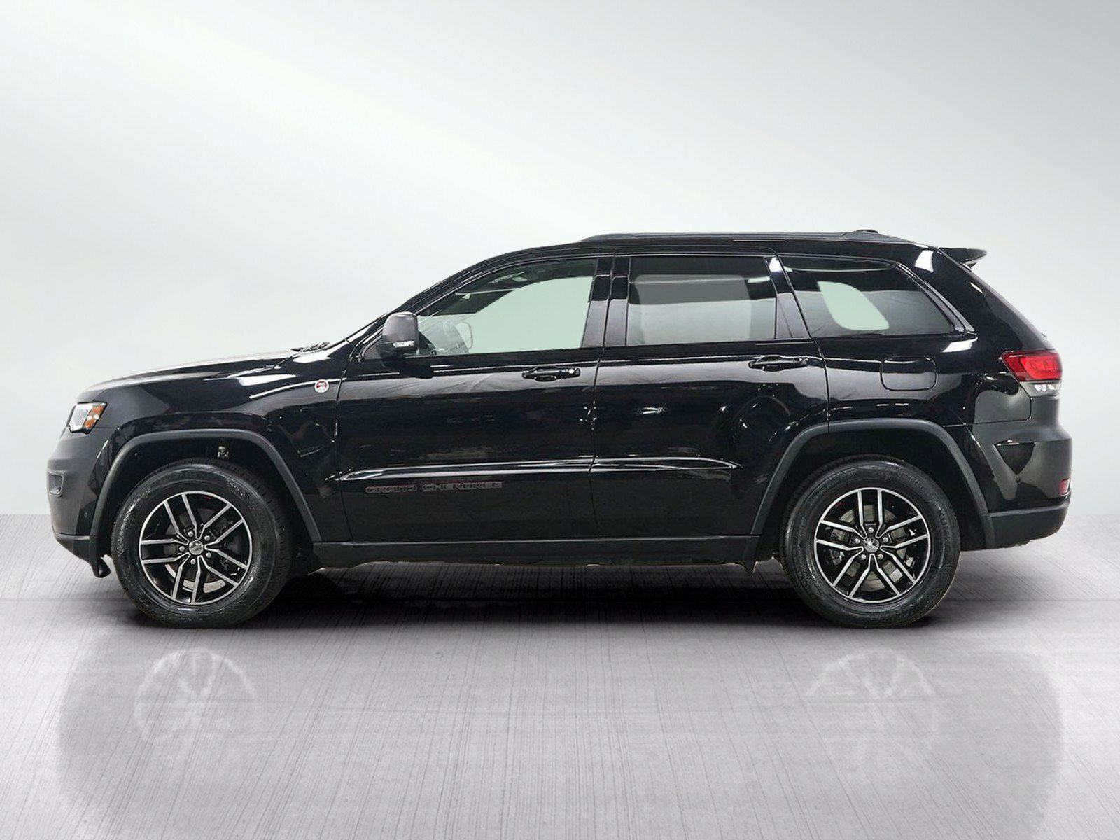 Used 2018 Jeep Grand Cherokee Trailhawk w/ Trailhawk Luxury Group AWD/4WD image 2