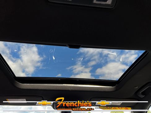 Used 2023 Chevrolet Traverse LT w/ LT Premium Package AWD/4WD image 9