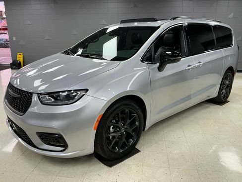 Used 2026 Chrysler Pacifica Limited w/ S Appearance Package FWD image 5