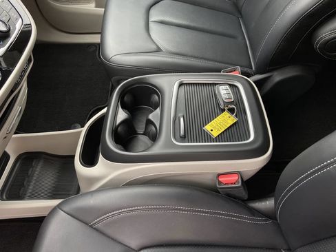 Used 2024 Chrysler Pacifica Touring-L FWD image 22