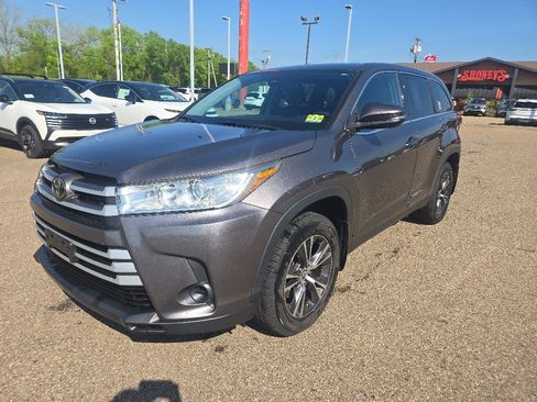 Used 2019 Toyota Highlander LE AWD/4WD image 3