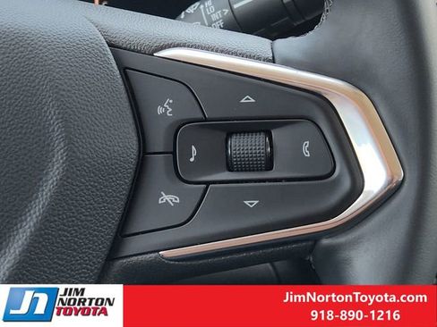 Used 2025 Chevrolet Trax LT w/ LT Convenience Package FWD image 29