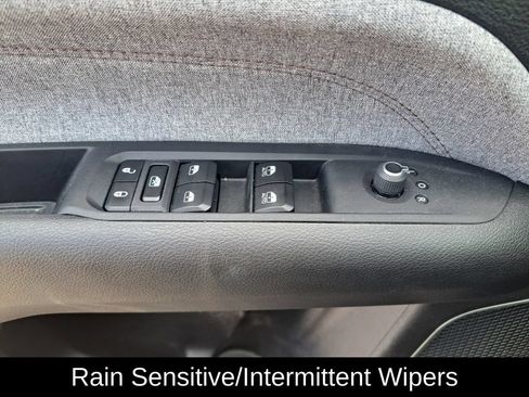 Used 2024 Jeep Compass Latitude w/ Sun and Sound Group AWD/4WD image 27
