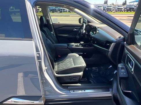 Used 2023 Nissan Rogue Platinum w/ Platinum Premium Package FWD image 31