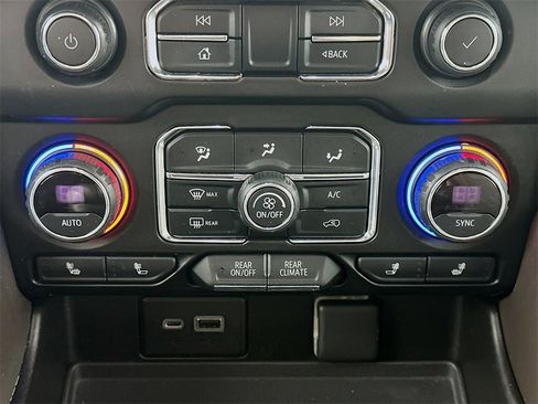 Used 2021 Chevrolet Suburban LT image 18