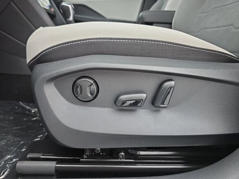 Certified 2025 Volkswagen Taos SE FWD image 28