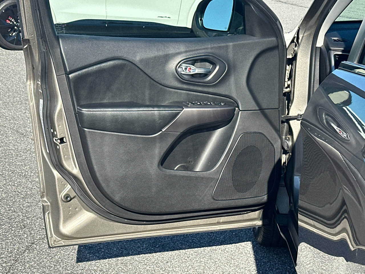 Used 2019 Jeep Cherokee Latitude w/ Popular Appearance Group FWD image 10