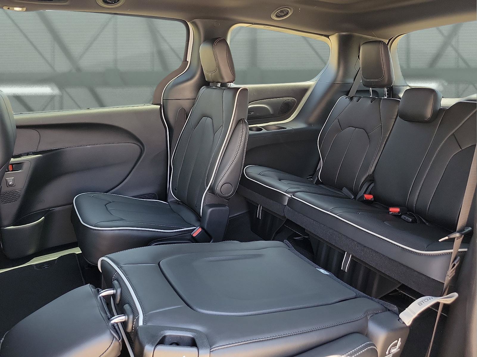 New 2027 Chrysler Pacifica Limited FWD image 8