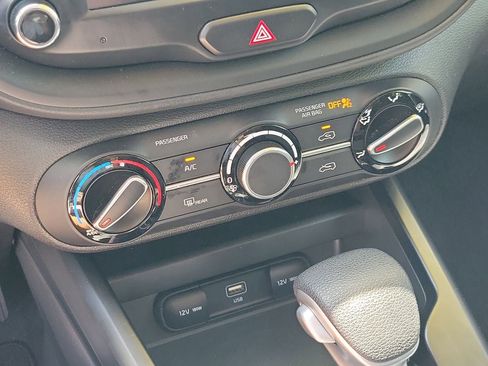 Used 2025 Kia Soul LX w/ LX Technology Package FWD image 25