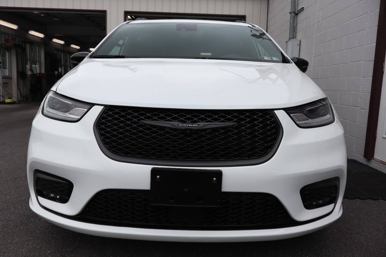 Used 2025 Chrysler Pacifica Limited FWD image 2