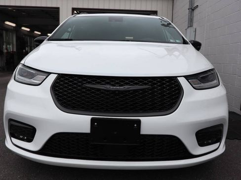 Used 2025 Chrysler Pacifica Limited FWD image 2