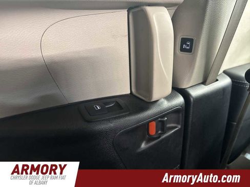 Used 2024 Chrysler Pacifica Touring-L image 34