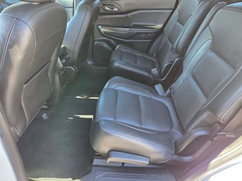 Used 2018 GMC Acadia SLT FWD image 16