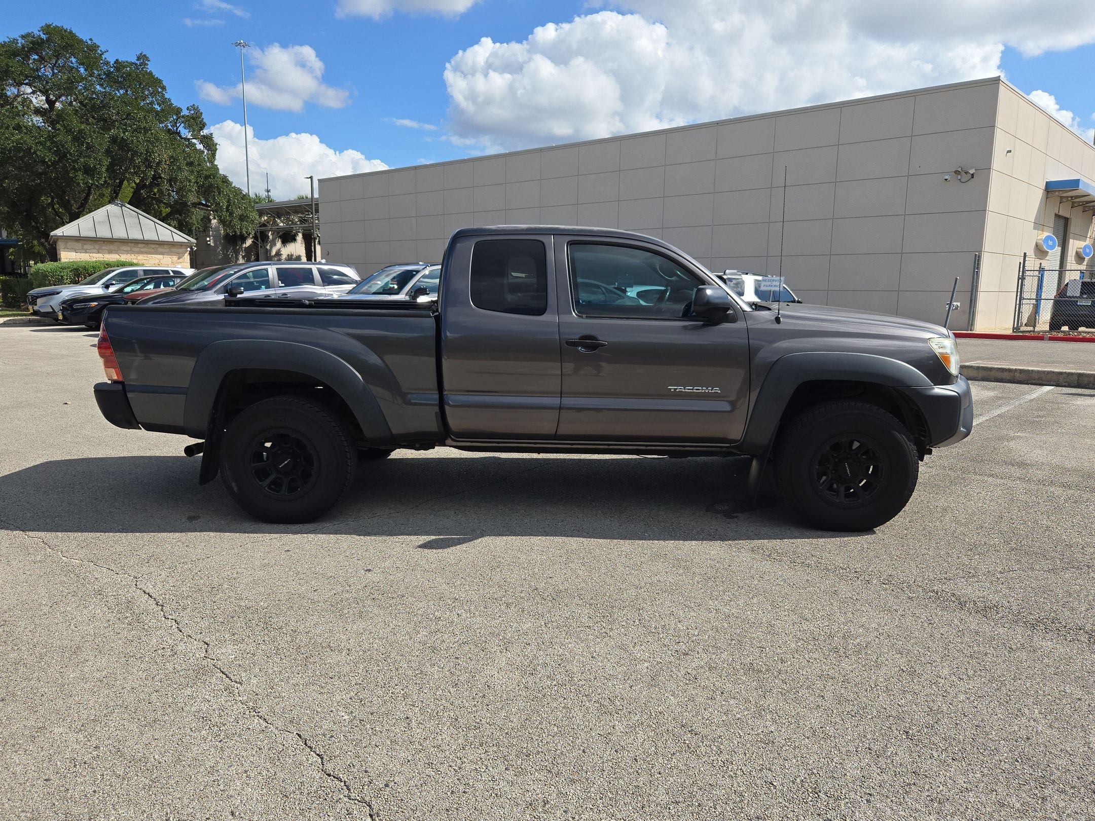 Used 2014 Toyota Tacoma PreRunner w/ Convenience Package RWD image 2