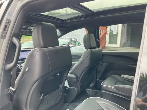 Used 2023 Chrysler Pacifica Limited w/ S Appearance Package FWD image 23