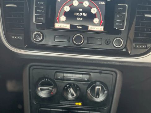 Used 2013 Volkswagen Beetle TDI image 5