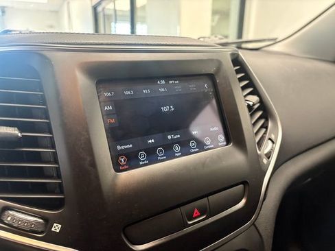 Used 2019 Jeep Cherokee Latitude w/ Popular Appearance Group FWD image 17