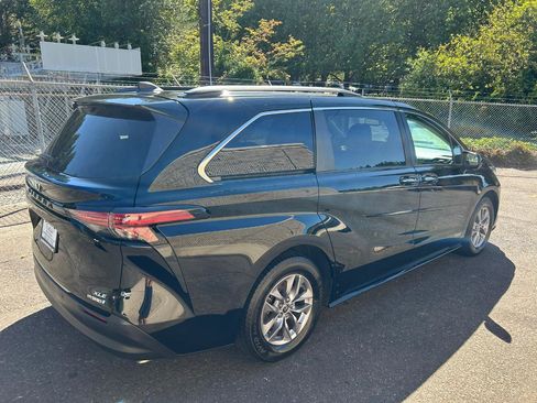 Used 2021 Toyota Sienna XLE w/ XLE Plus Package AWD/4WD image 5