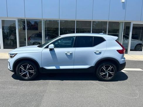 Used 2025 Volvo XC40 B5 Core AWD/4WD image 2