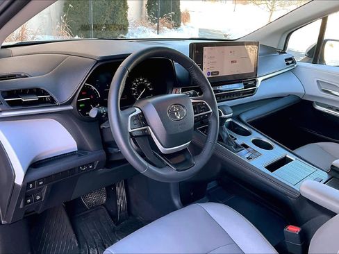 Used 2025 Toyota Sienna XLE image 18