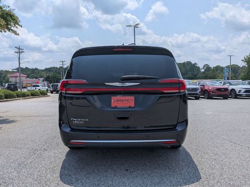 Used 2023 Chrysler Pacifica Touring-L FWD image 7