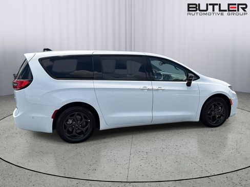 Used 2024 Chrysler Pacifica Limited FWD image 7
