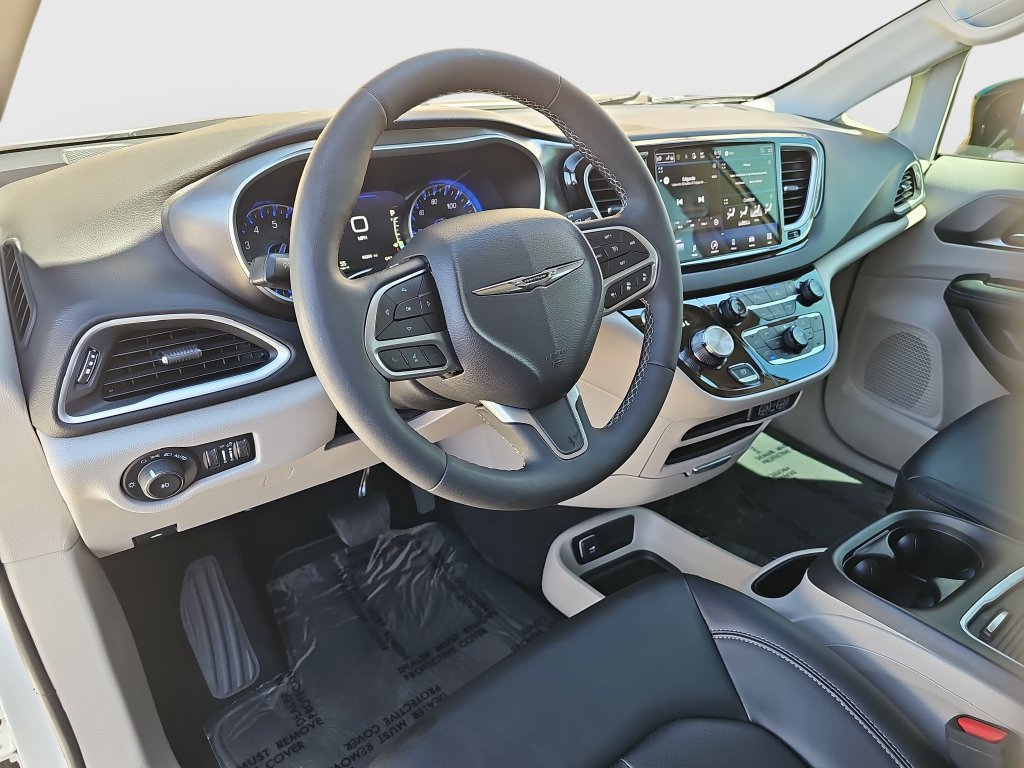Used 2024 Chrysler Pacifica Touring-L FWD image 9