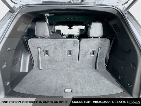 Used 2022 Chevrolet Traverse LT image 25