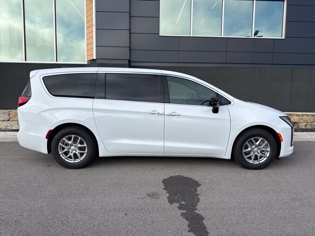 New 2027 Chrysler Pacifica Select FWD image 2