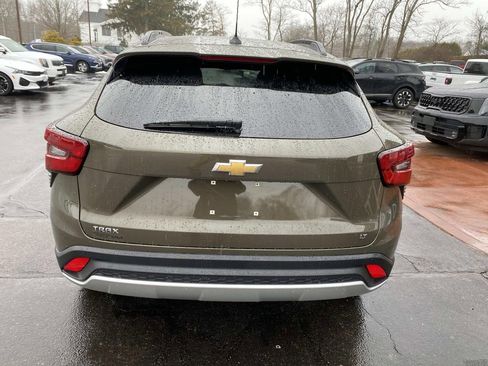 Used 2024 Chevrolet Trax LT w/ Sunroof Package image 4