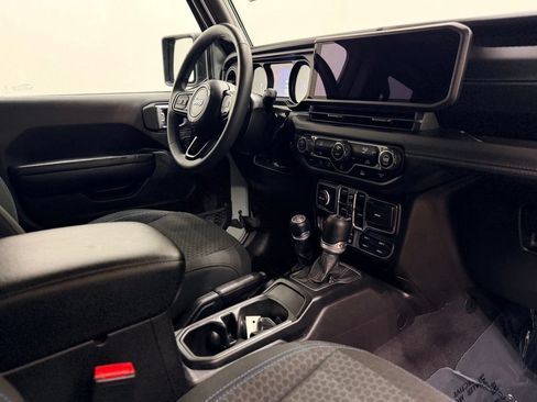 Used 2024 Jeep Wrangler Unlimited Rubicon 4xe AWD/4WD image 17