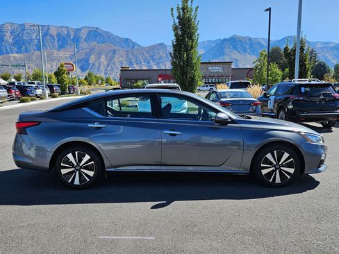 Used 2021 Nissan Altima 2.5 SV image 2
