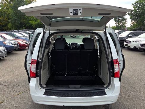 Used 2016 Chrysler Town & Country Touring FWD image 34