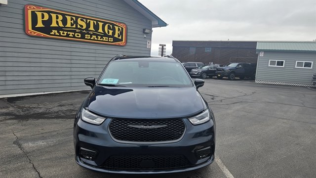 Used 2025 Chrysler Pacifica Limited FWD image 3