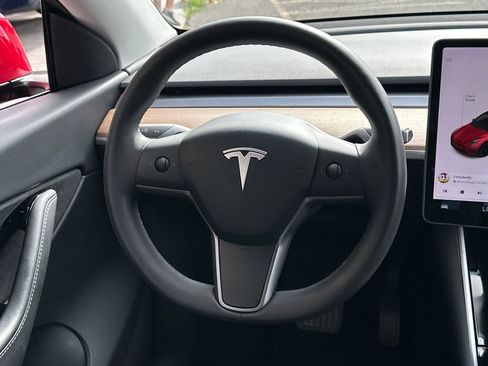 Used 2020 Tesla Model Y Long Range image 17