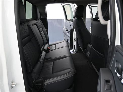 Used 2025 Nissan Frontier SL image 17