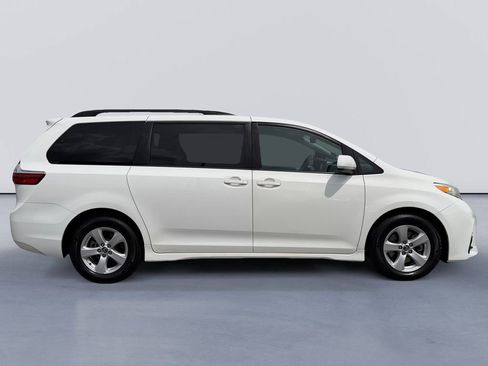 Used 2019 Toyota Sienna LE FWD image 2